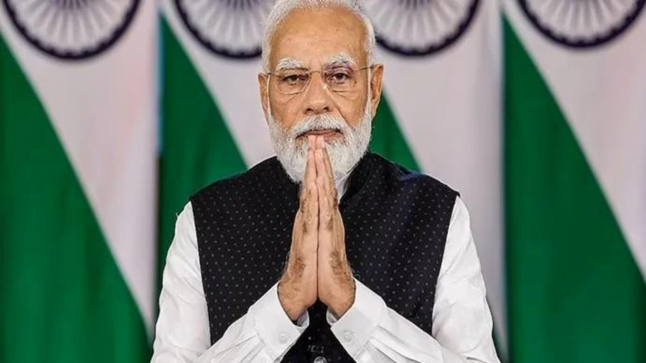 नए साल के मौके पर प्रधानमंत्री नरेंद्र मोदी ने भी दी सभी को बधाइयां