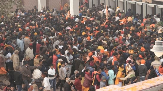 प्राण प्रतिष्ठा समारोह के बाद पहली सुबह दर्शन के लिए श्री राम मंदिर के बाहर भक्तों का जमावड़ा